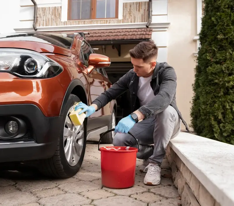 Lavage auto à domicile Puymirol : professionnel intervenant sur un véhicule